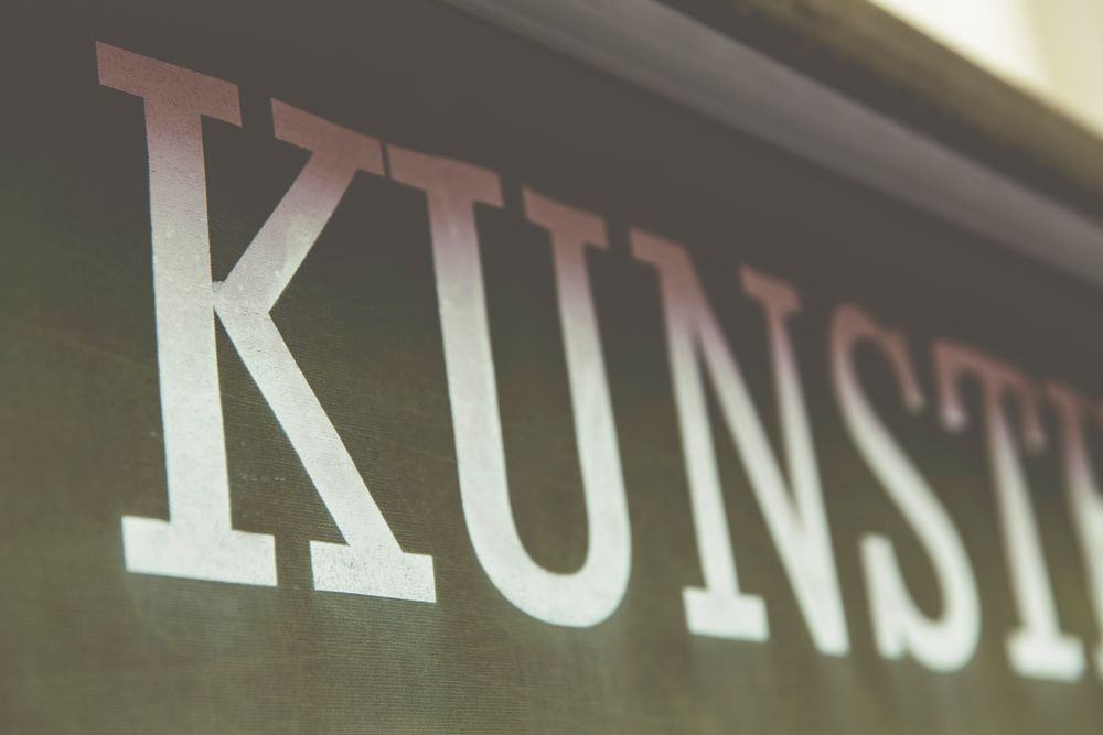 Слово Kunst, набранное крупно